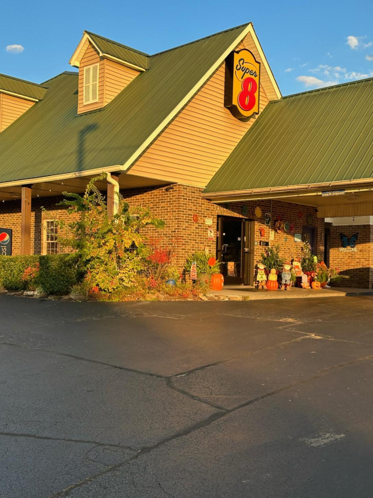 Super 8 By Wyndham Kingston Hotel Exterior foto